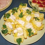 Сирні корзинки з ананасами і куркою