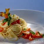 Паста з помідорами черрі і базиліком