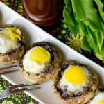 Перепелині яйця в шампіньйонах