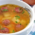 Суп з сочевицею, копченими ковбасками і часником