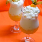 Десерт із грушевого желе, морозива та збитих вершків