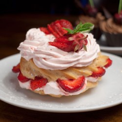 Еклери з вершково-полуничним кремом