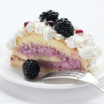 Рулет з халвою і ягодами