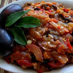 Соте з баклажанів зі сливою