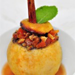 Десерт яблука запечені з сухофруктами, горіхами і медом