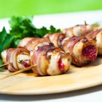 Закуска курячі шашлички з ягодами і сиром