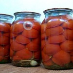 Мариновані помідори половинками