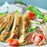 Весняний салат з редискою і соковитою курячою грудкою