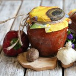 Аджика з помідорів та горіхів